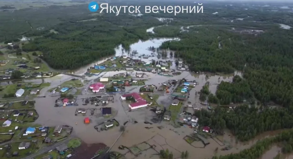 Смывает дороги, людей готовят к эвакуации: в Якутии паводок после сильных дождей