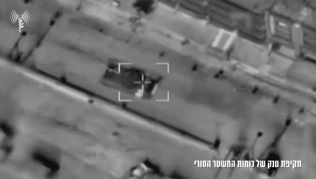 Армия обороны Израиля опубликовала кадры авиаударов по танкам и другой технике «Сил общественной безопасности» Сирии в районе вновь вспыхнувшего конфликта с друзской общиной в провинции Эс-Сувайда