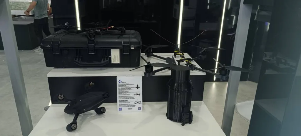 Российский дрон-перехватчик «Кинжал», представленный компанией «АСФ-Инновации» на выставке «Иннопром-2025»