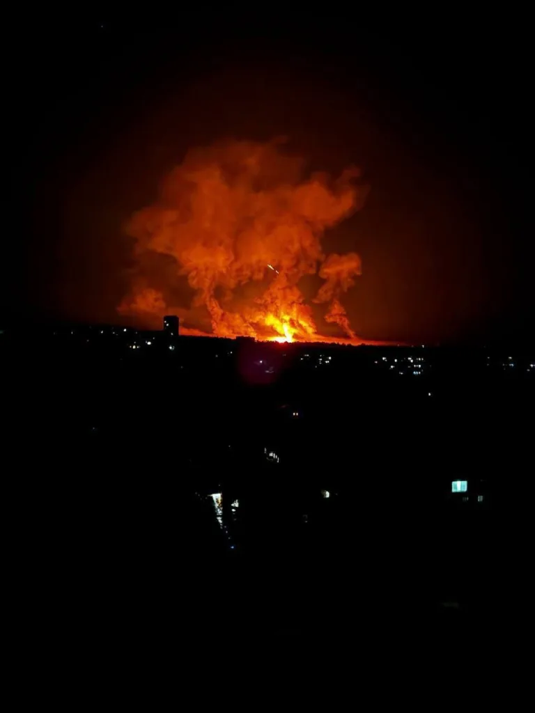 Этой ночью наши "Искандеры", "Герани" и авиабомбы с УМПК "ураганили" на промышленных и военных объектах на территории Украины