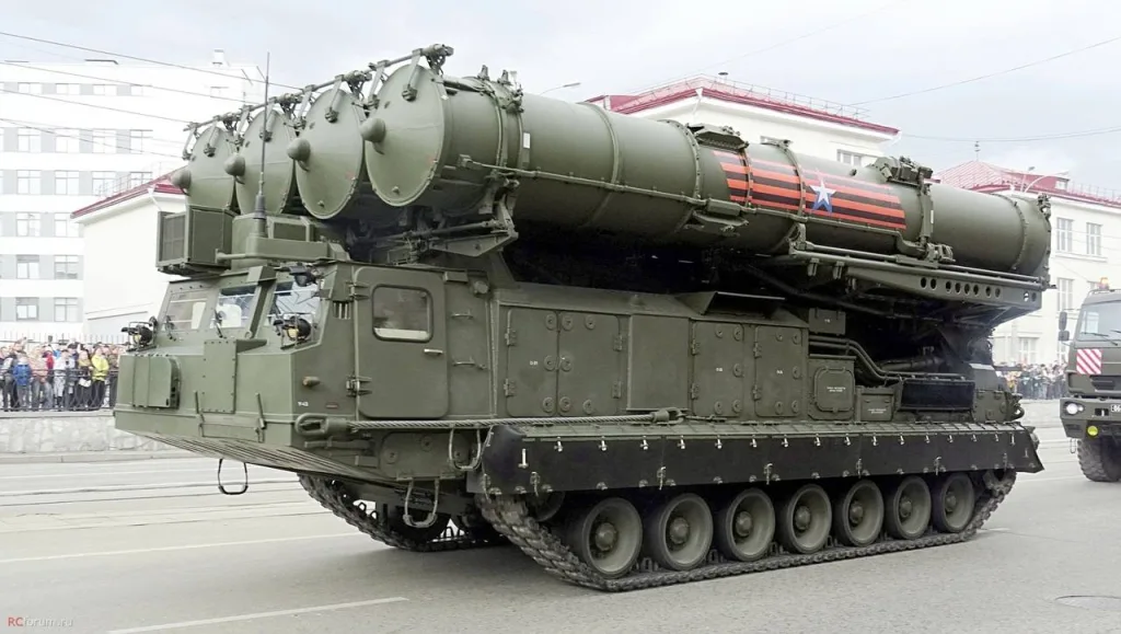 Пусковая установка 9А83М и пускозаряжающая установка 9А84М-1 зенитно-ракетной системы С-300В4