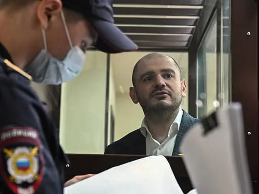 Бывший следователь СК Левон Агаджанян, осужденный за фальсификацию доказательств по делу о стрельбе в «Москве-Сити», вышел по УДО из колонии