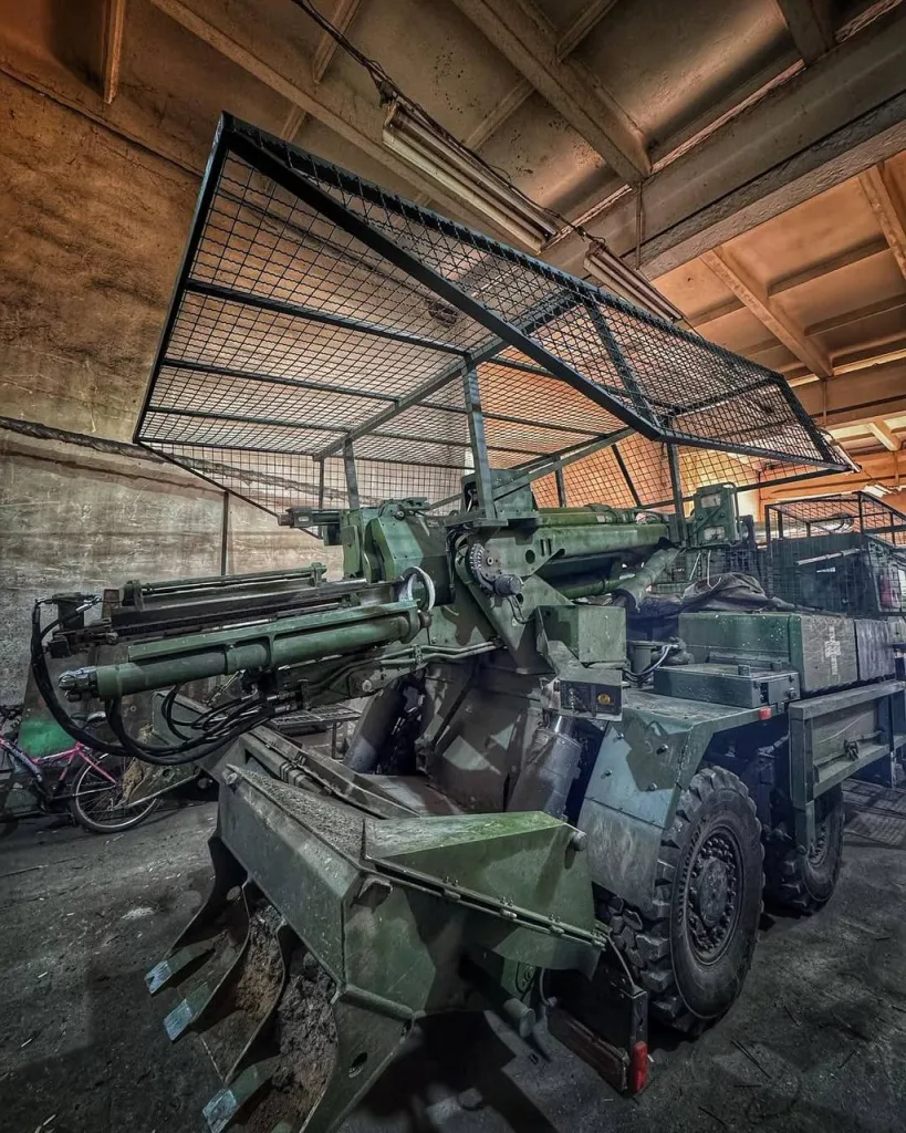 Французская 155-мм колесная САУ CAESAR украинской армии в антидроновом каркасе и результат прилета FPV-дрона по нему