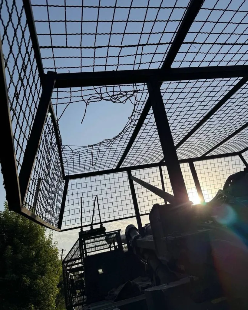 Французская 155-мм колесная САУ CAESAR украинской армии в антидроновом каркасе и результат прилета FPV-дрона по нему