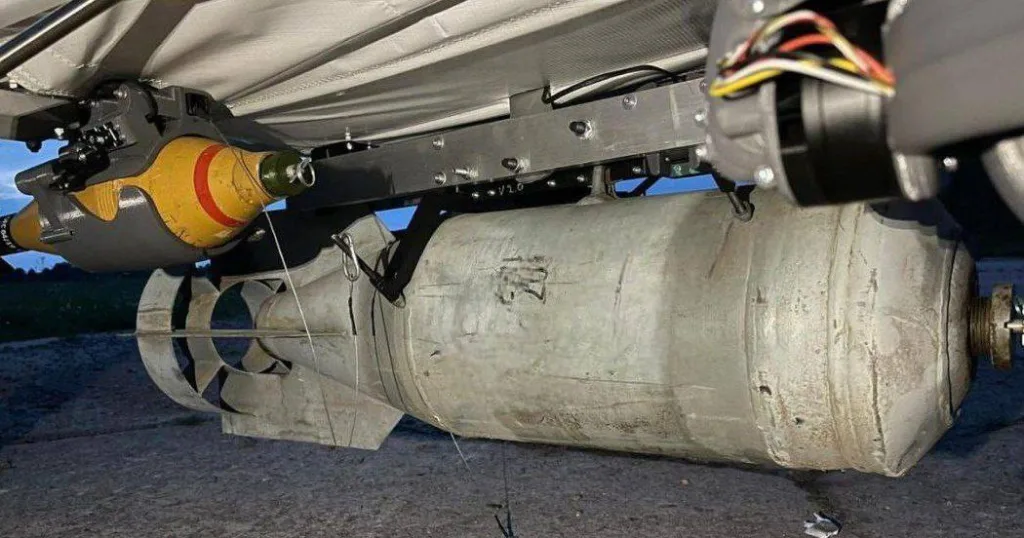 Авиабомба ФАБ-250М-54 и система сброса 120-мм миномётных мин на подвесе украинского БПЛА базе легкомоторного самолёта E-300 «SkyRanger»