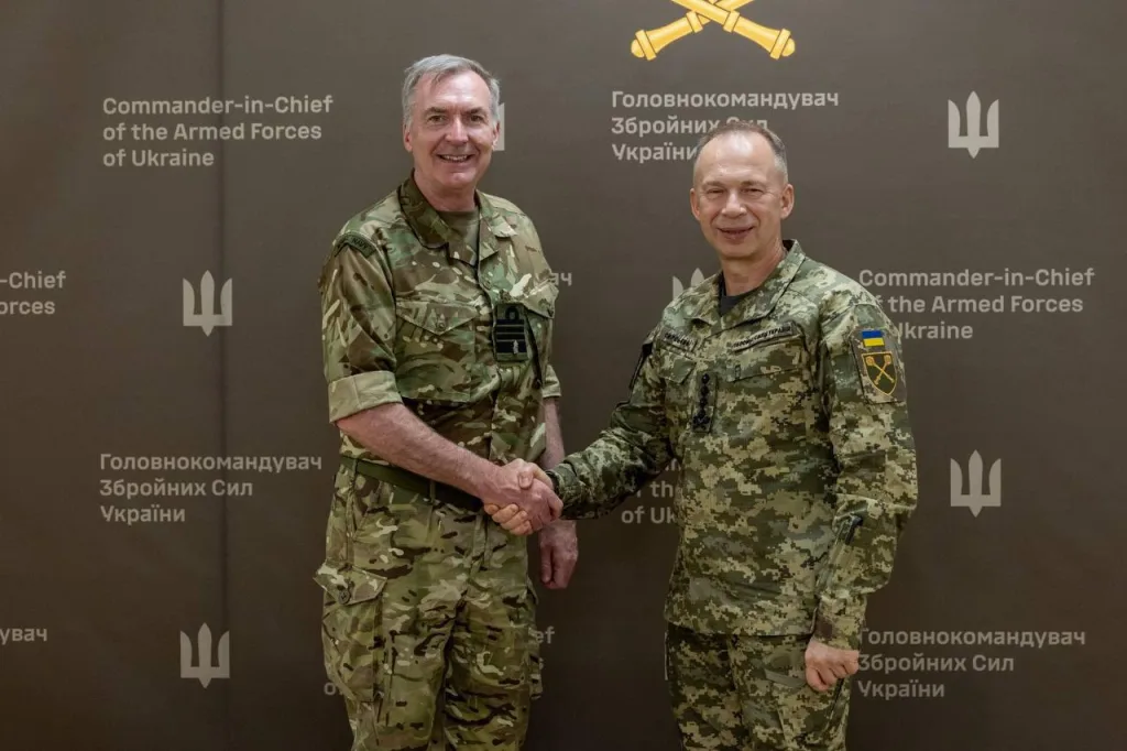 Глава генштаба Британии Радакин приехал на Украину и встретился с главкомом ВСУ Сырским