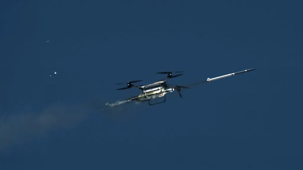 Кадры испытаний запуска ракеты APKWS c тяжелого коптера Malloy TRV-150, опубликованные BAE Systems