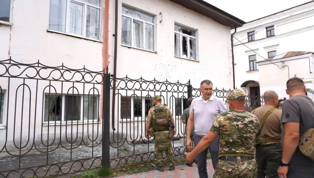 ВСУ ударили по центру курского Рыльска — поврежден корпус Рыльского авиационного технического колледжа и близлежащие магазины, сообщил Хинштейн