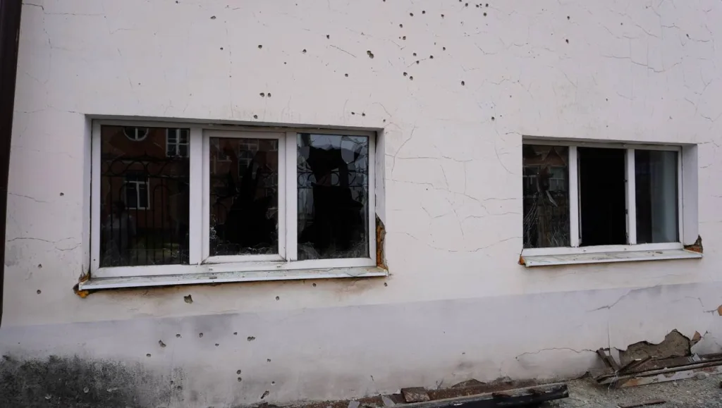 ВСУ ударили по центру курского Рыльска — поврежден корпус Рыльского авиационного технического колледжа и близлежащие магазины, сообщил Хинштейн