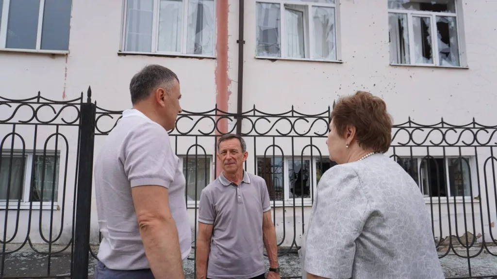 ВСУ ударили по центру курского Рыльска — поврежден корпус Рыльского авиационного технического колледжа и близлежащие магазины, сообщил Хинштейн