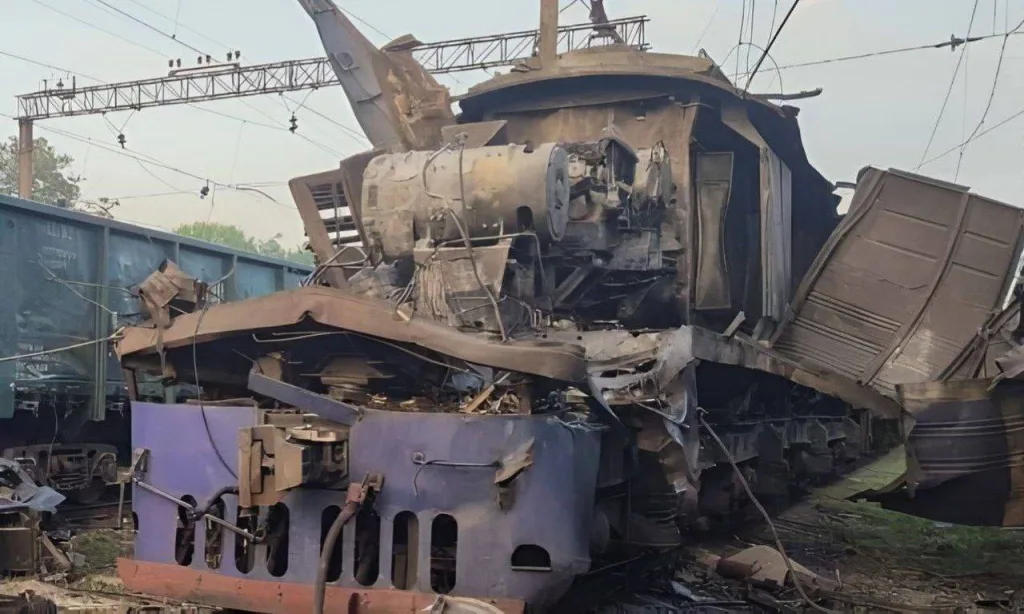 Украинский электровоз, уничтоженный ударами российских дронов-камикадзе в Днепропетровской области