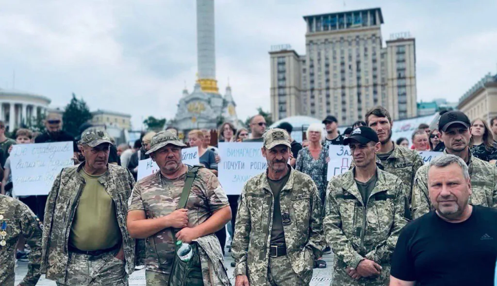 А это сегодняшний Киев. Люди вышли на улицу протестуют против задержек и сложностей выплат семьям пропавших без вести ВСУшников