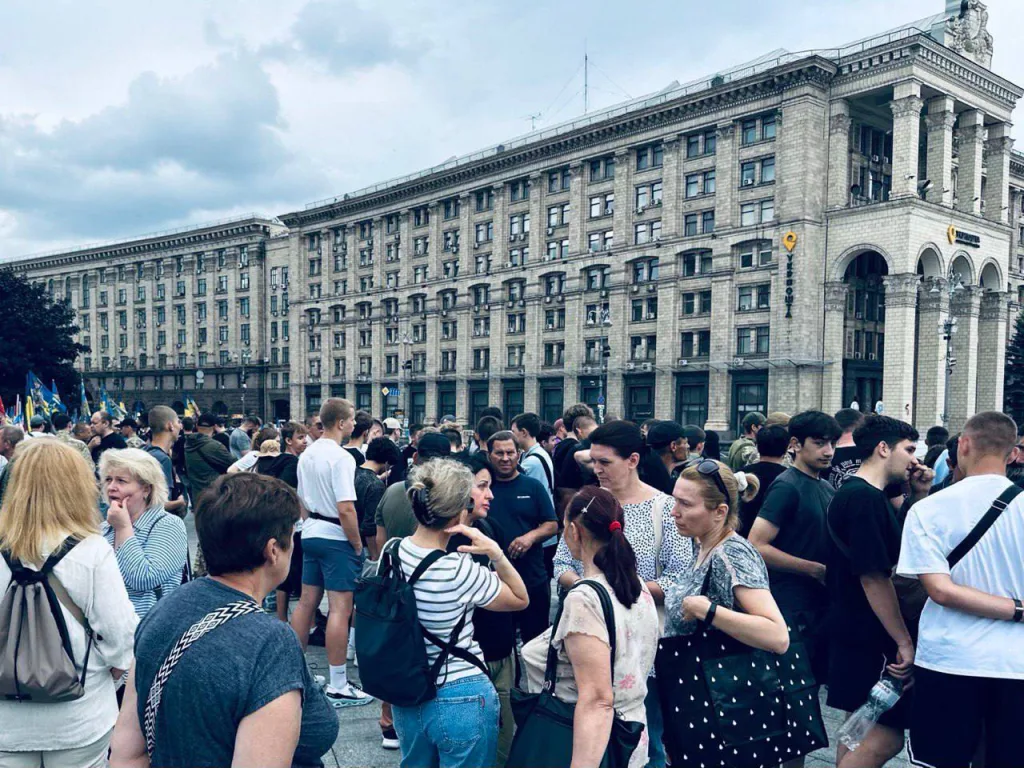 А это сегодняшний Киев. Люди вышли на улицу протестуют против задержек и сложностей выплат семьям пропавших без вести ВСУшников