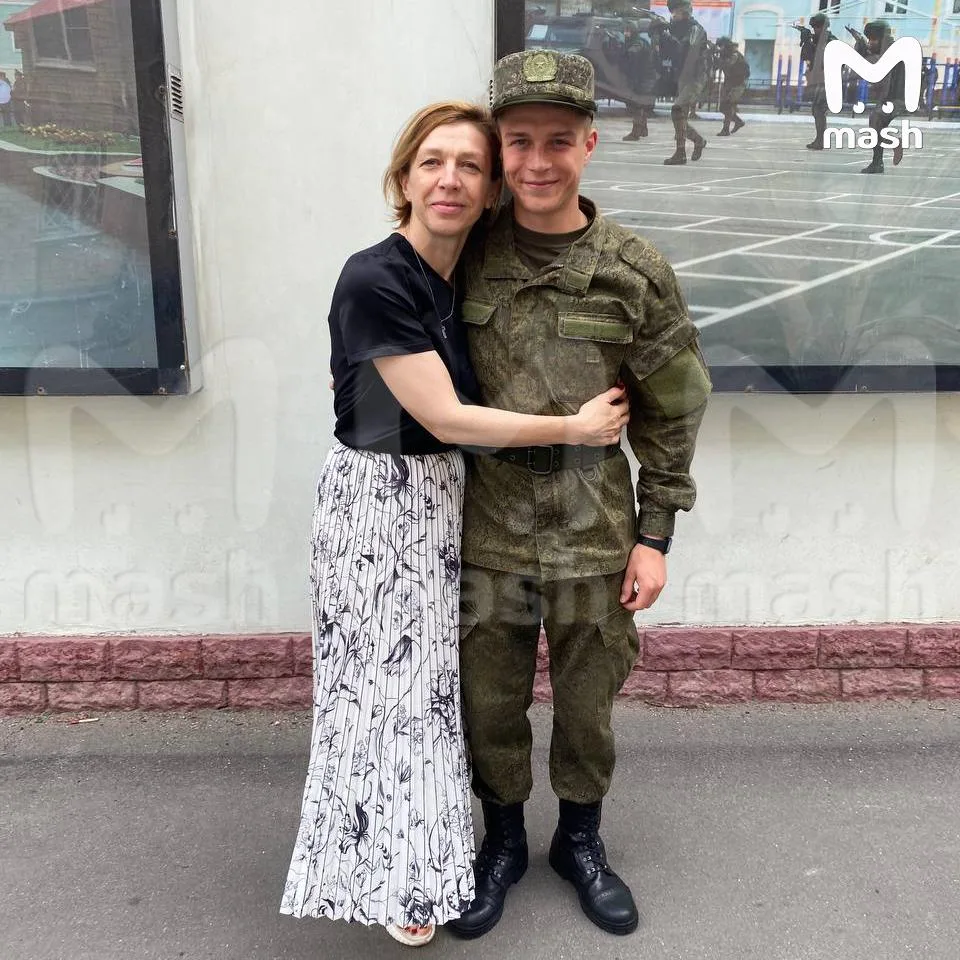 Глеб Калюжный набрал восемь килограммов за два месяца срочки. Звезда сериала "Вампиры средней полосы" сегодня утром принял присягу