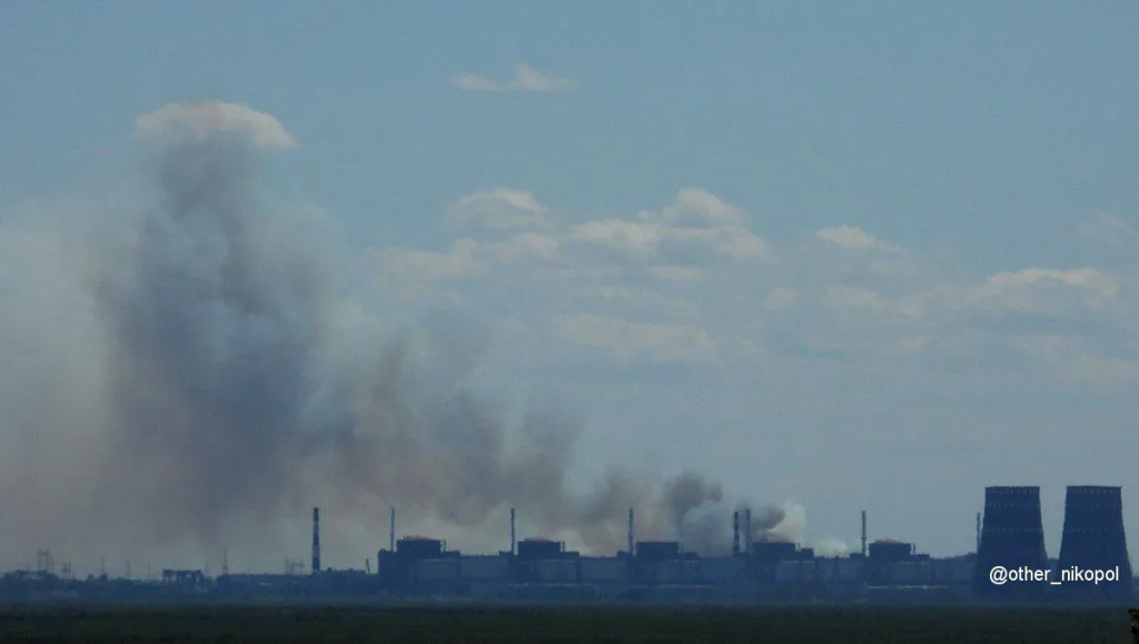 Огромный столб дыма над Запорожской АЭС: видео публикуют местные паблики