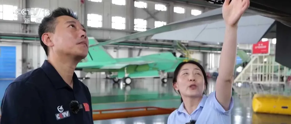 Китай запустил в серию J-35