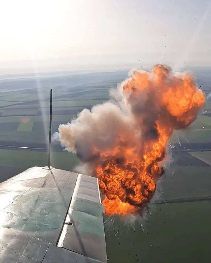 Взрыв «Герани-2» рядом с украинским Як-52, участвовавшим в охоте на нее