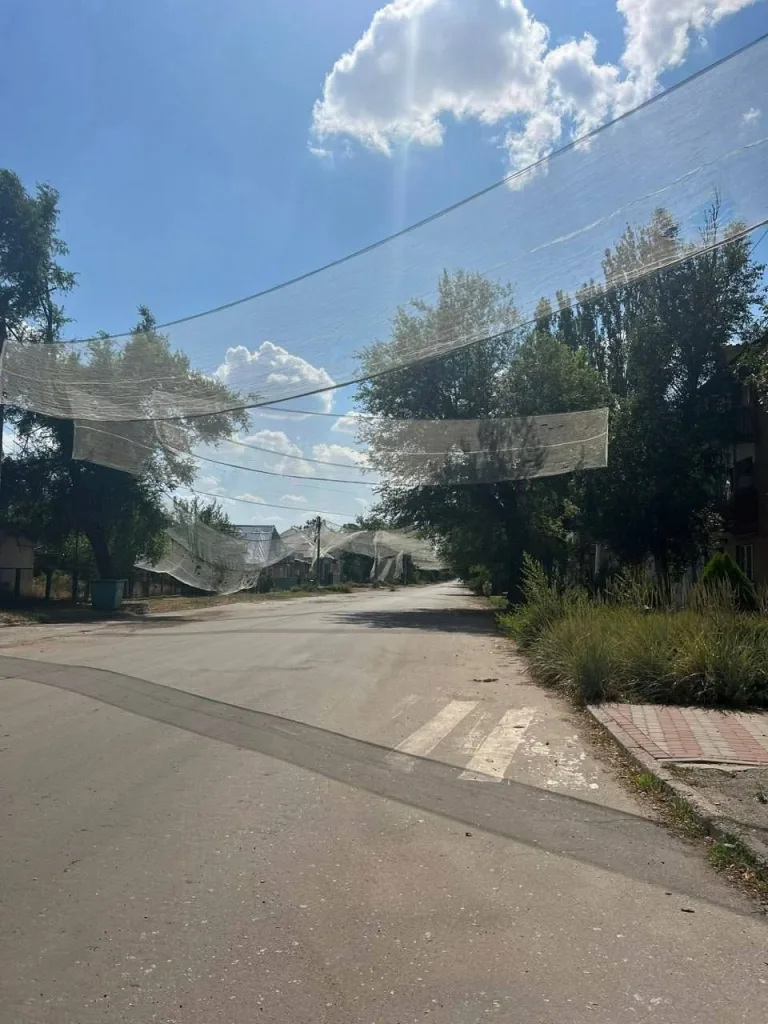 Антидроновые сетки в прифронтовом Орехове Запорожской области