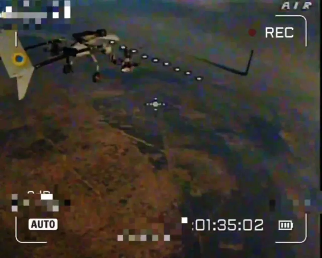 Перехват FPV-дроном украинского БПЛА самолётного типа PD-2, используемого в качестве носителя FPV-дронов