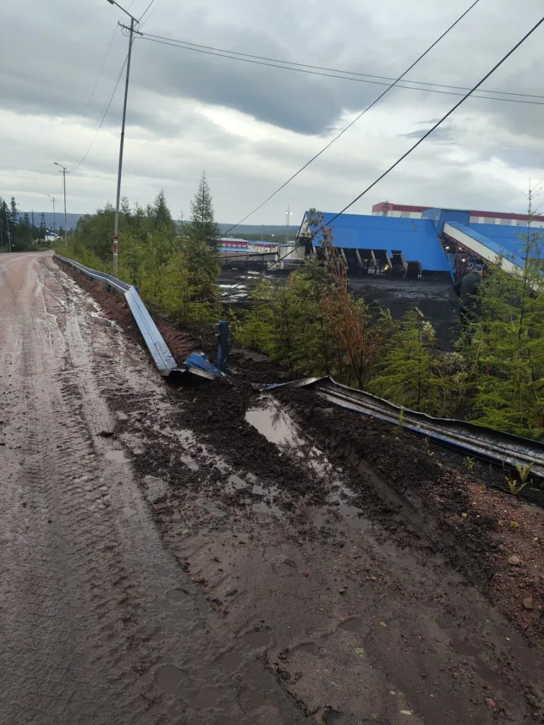 Трагедия в Якутии: автобус сорвался с 25-метровой высоты