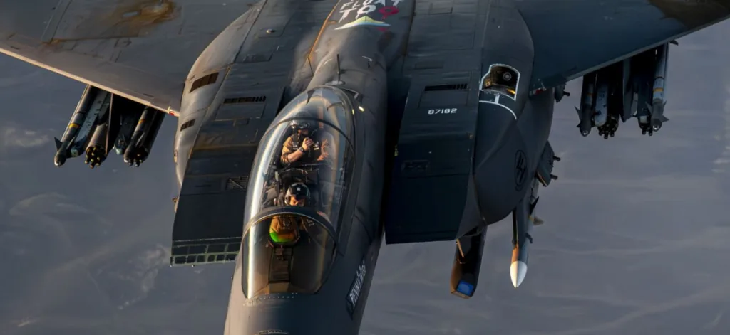 Истребители F-15E Strike Eagle ВВС США возвращаются с боевого патрулирования в зоне ответственности Центрального Командования США 7 июля 2025 года