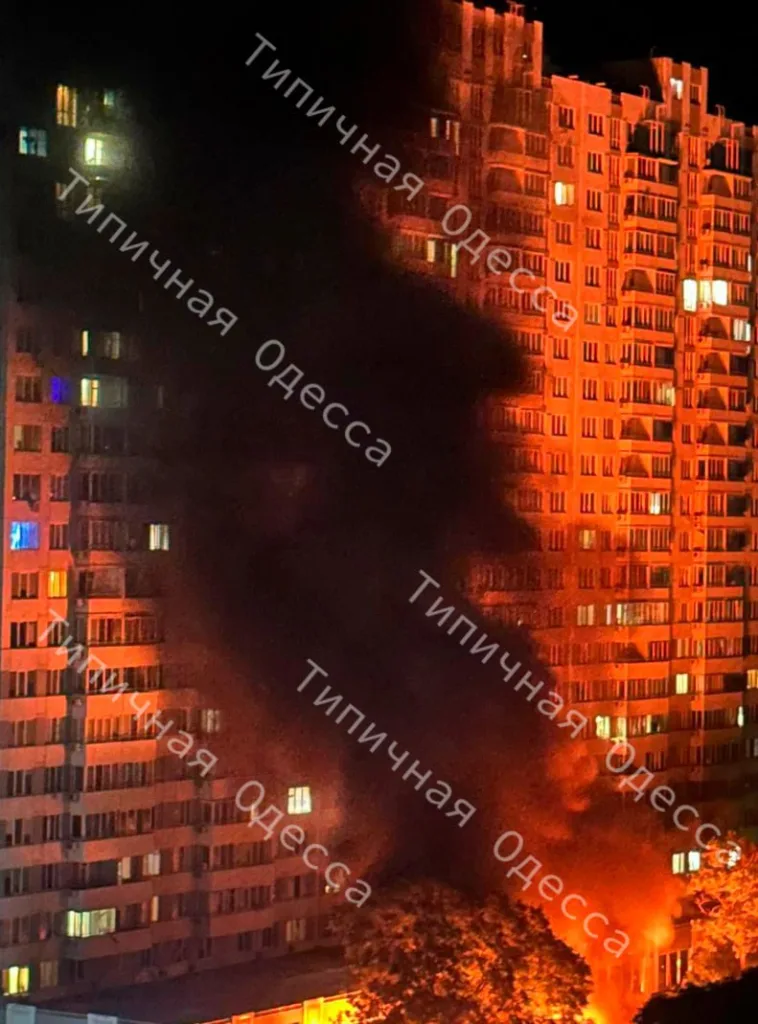 Ночью "Герани" работали по военному аэродрому, но украинские ПВОшники помешали полёту. Попало в жилой дом