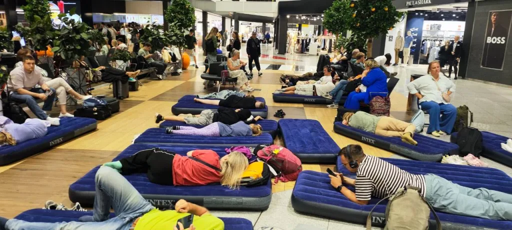 Сонная обстановка в Шереметьево: сотрудники аэропорта выдают матрасы для отдыха пассажирам, который терпеливо ждут своего рейса