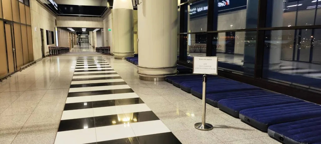 Сонная обстановка в Шереметьево: сотрудники аэропорта выдают матрасы для отдыха пассажирам, который терпеливо ждут своего рейса