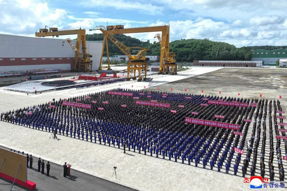 СМИ КНДР сообщают, что на верфи города Нампхо 21 июля прошло торжественное собрание, на котором объявлено о том, что там будет построен третий эсминец УРО типа "Чхве Хëн" для ВМС КНДР
