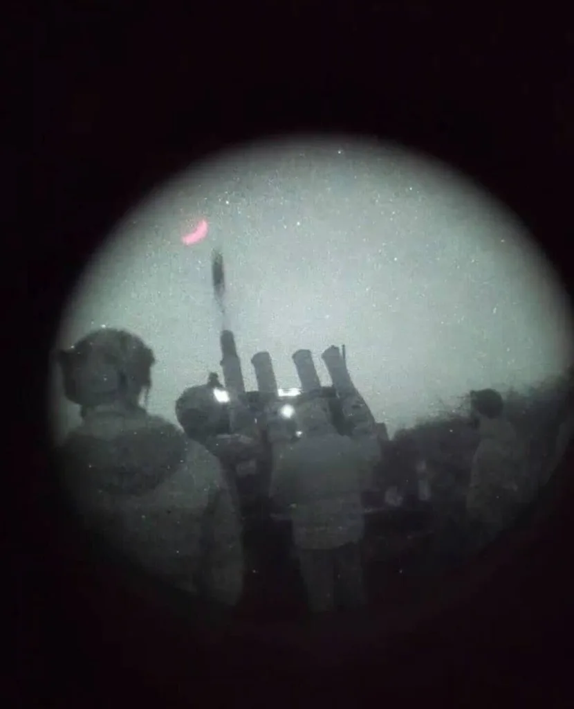 Компания Anduril опубликовала фотографию пикапа с четырьмя транспортно-пусковыми контейнерами барражирующих боеприпасов Altius-600M на вооружении одного из подразделений ВСУ