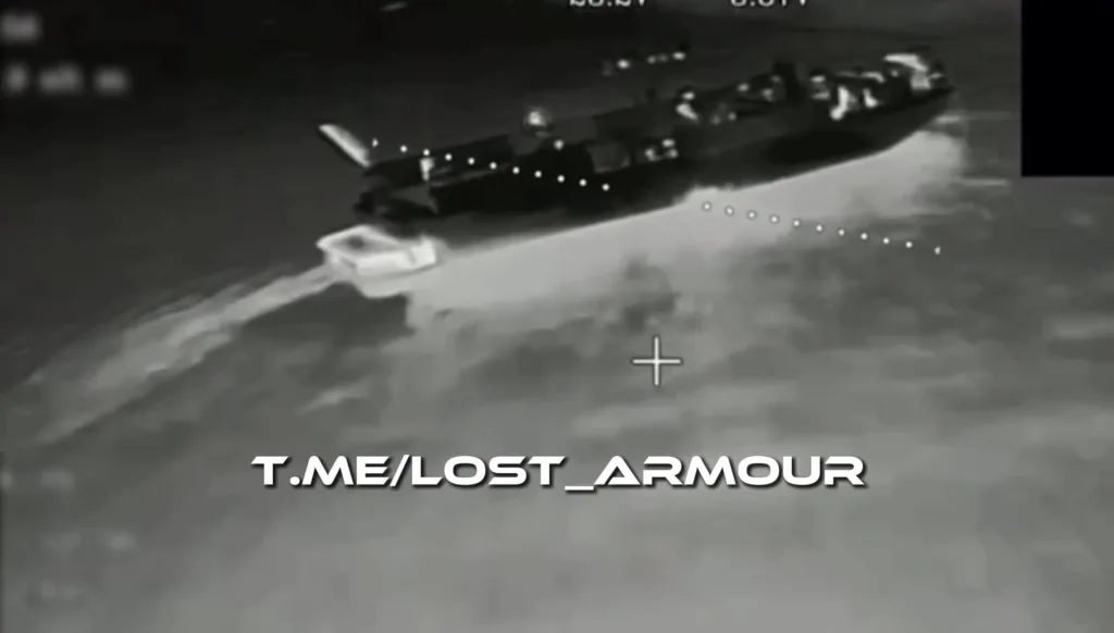 Поражение оптоволоконным FPV-дроном украинского катера SOC-R с личным составом на реке Ингулец в районе села Садовое в Херсонской области