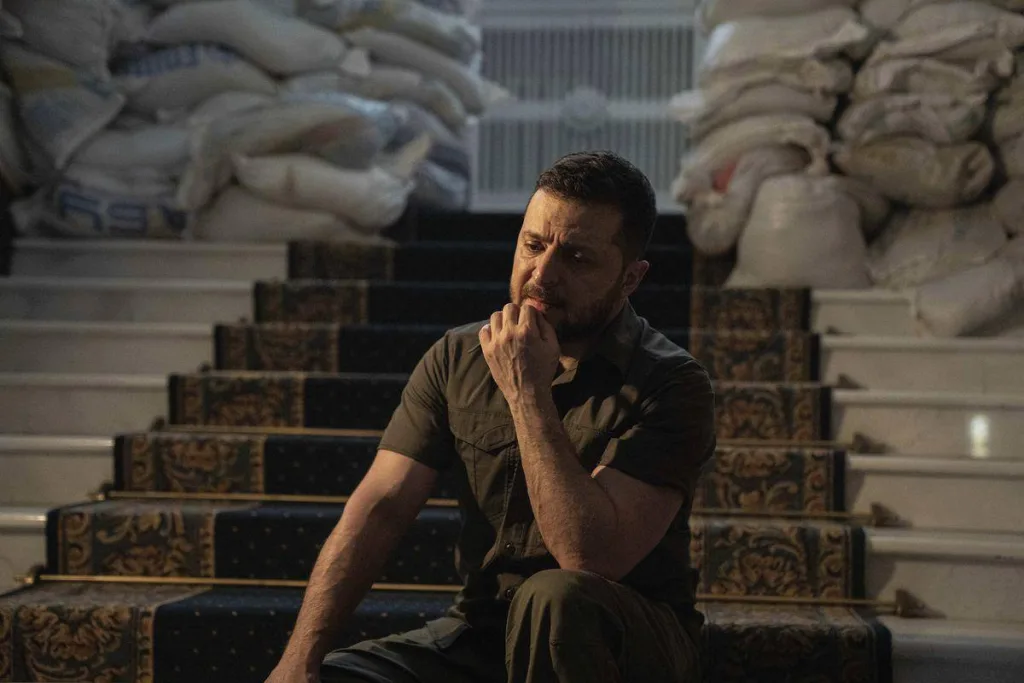 Зеленский и Ермак в начале СВО спали с винтовками, теперь — в бункере - Financial Times