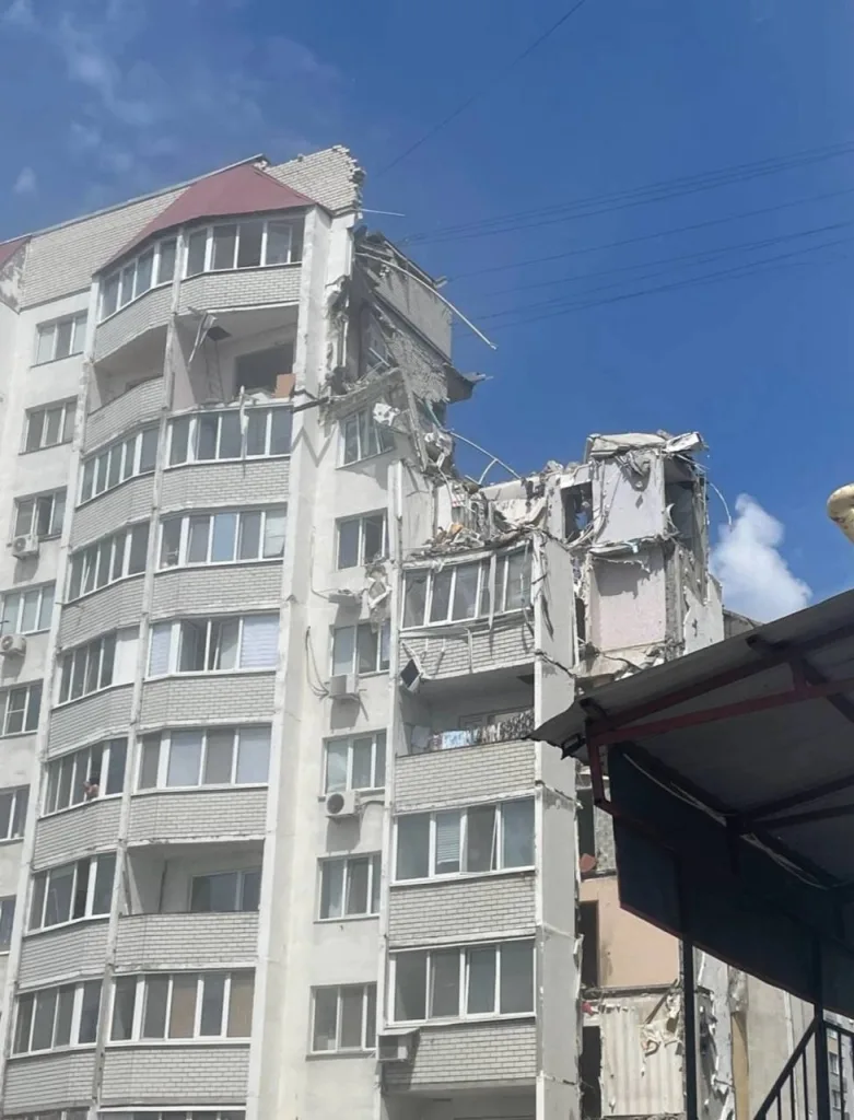 Взрыв произошел в подъезде 10-этажного жилого дома в Саратове