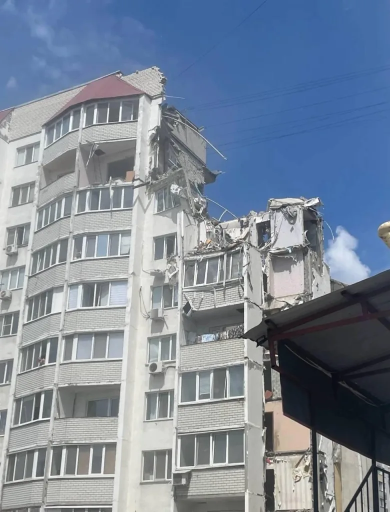 Страшные кадры из Саратова: из-за взрыва от многоэтажки отвалилась часть, есть жертвы