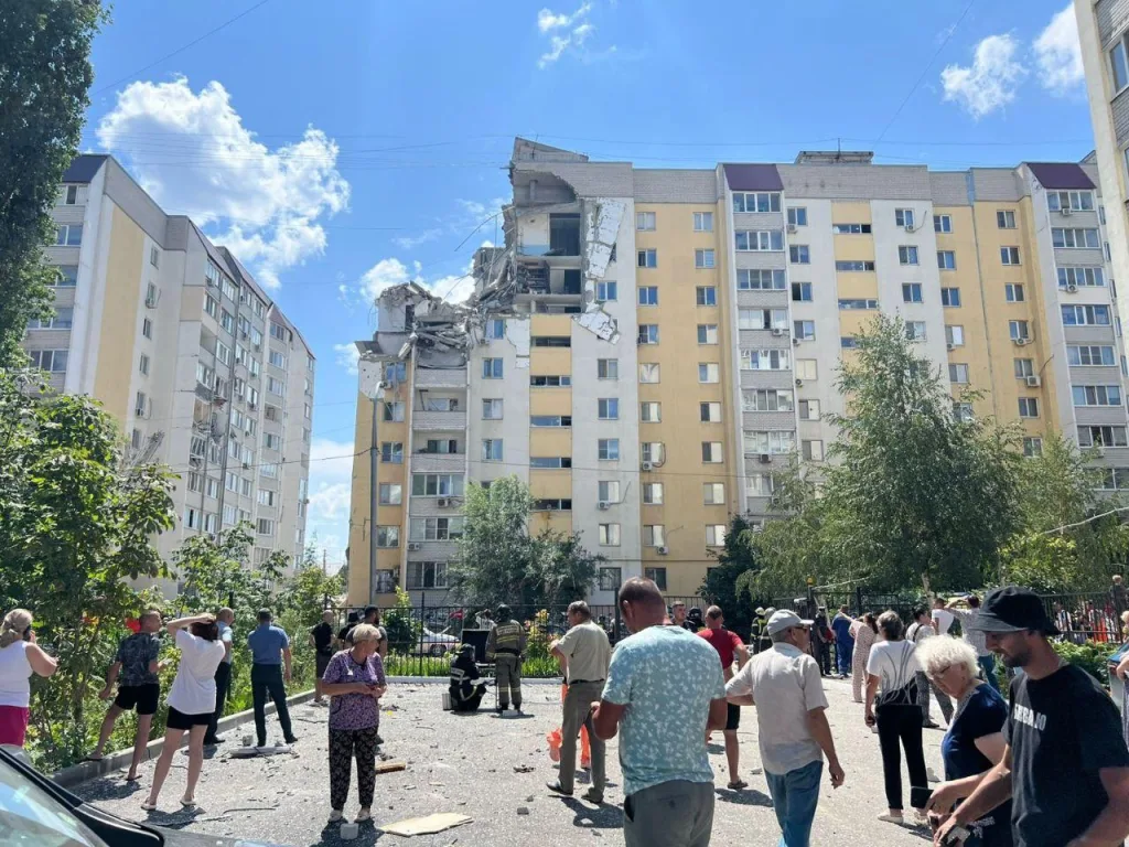 Сложился как карточный домик: кадры первых секунд после взрыва в многоэтажке в Саратове