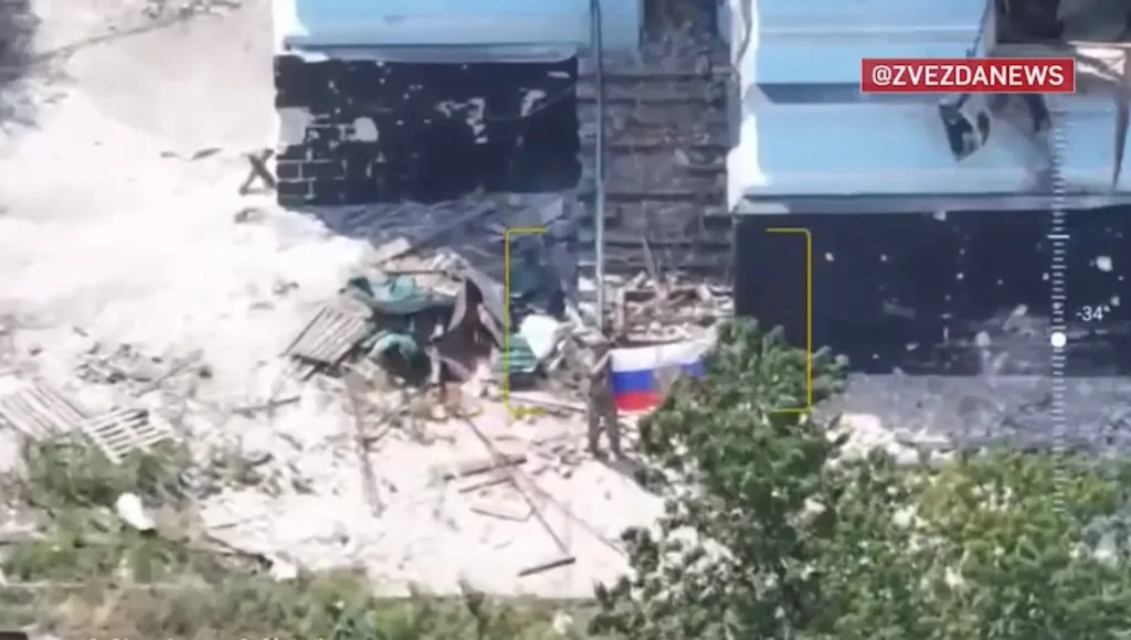 Военнослужащие ВС РФ с государственным флагом у Храма Рождества Пресвятой Богородицы, расположенном в центре Новоэкономического