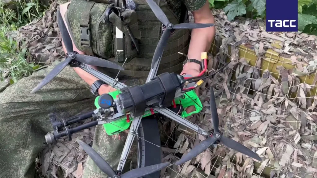 Российский FPV-дрон с автоматом Калашникова калибра 5.45 мм, используемый для сбития украинских тяжелых гексакоптеров типа «Баба-Яга»