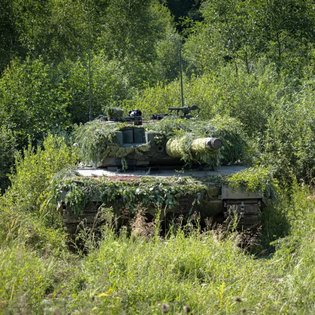 Танки Leopard 2A4, БРЭМ Bergepanzer 3 Büffel и боевые машины пехоты BVP-2 7-й механизированной бригады Сухопутных войск Чехии во время учений Armored Lancer I на полигоне Болетице