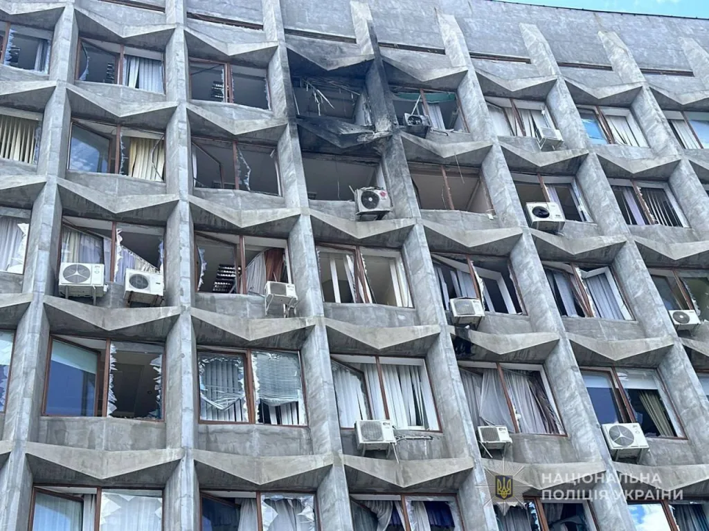 Разрушения в здании обладминистрации Сумской области после попадания «Герани»