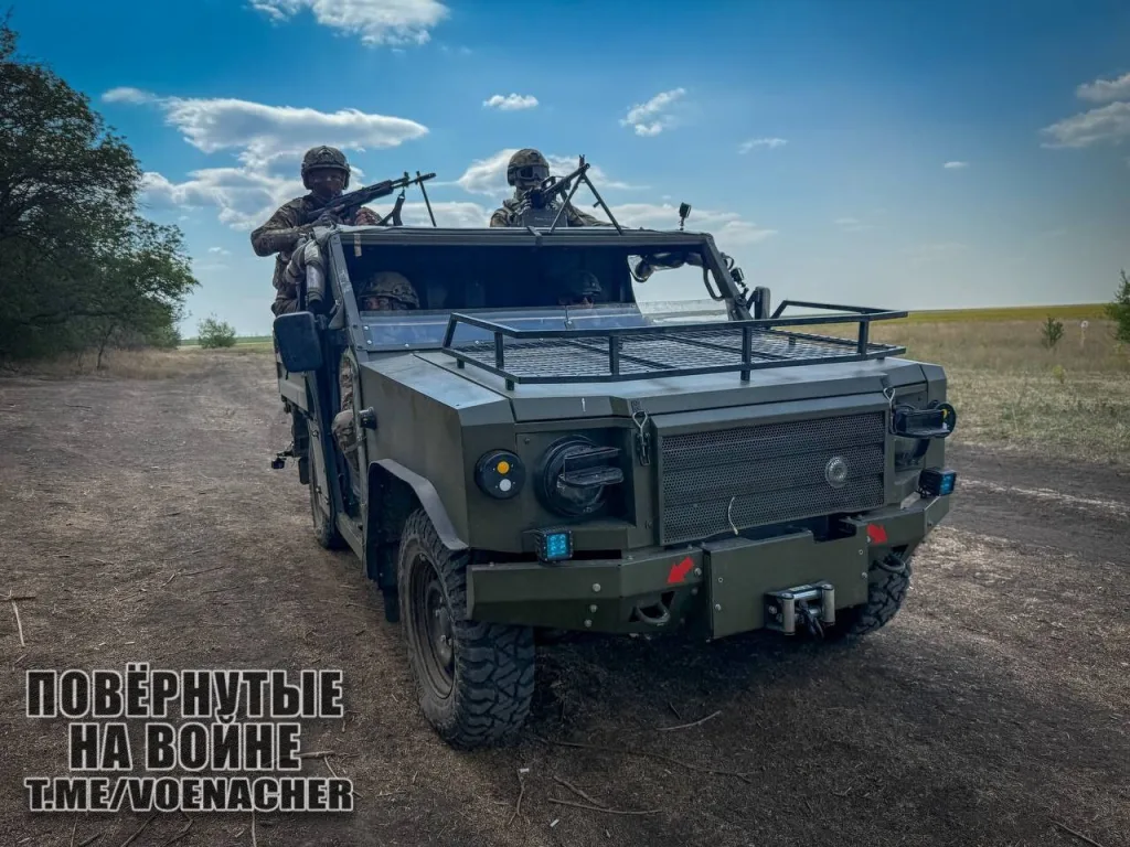 Бойцы группировки войск «Центр» на вездеходах «Нива-Улан»