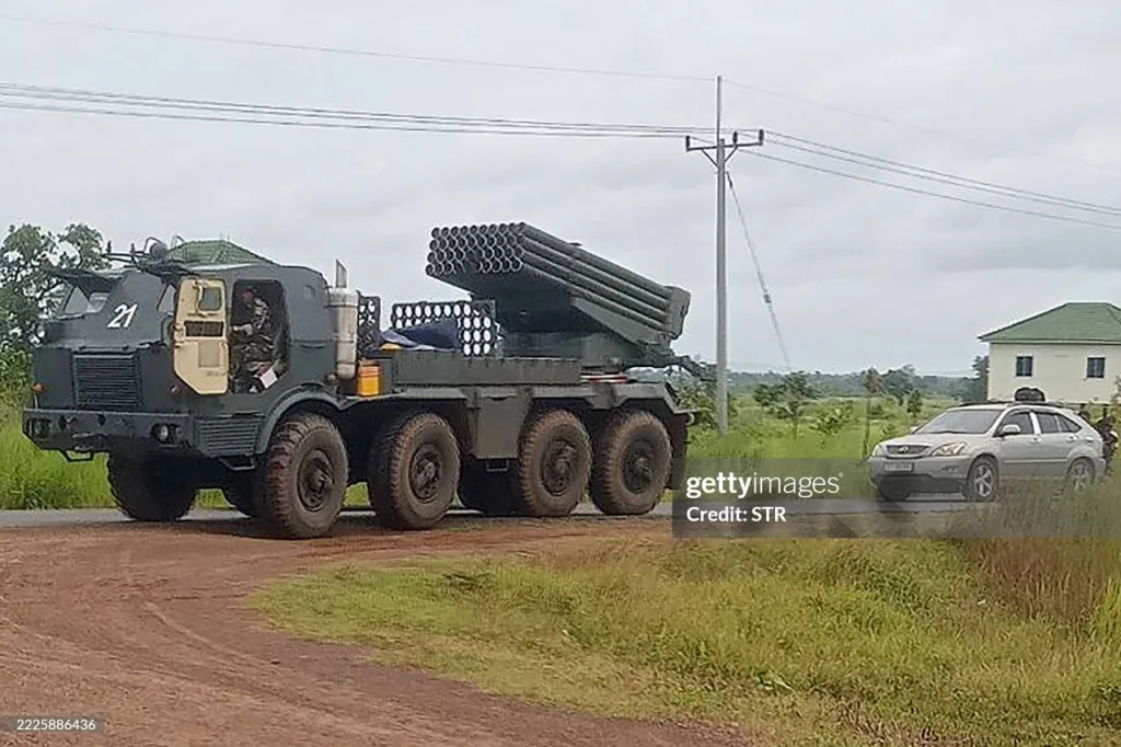 Артиллеристы ВС Камбоджи в районе пограничного конфликта с Таиландом заряжают 122-мм РСЗО RM-70 чехословацкого и PHL-81 (Type-81) китайского производства