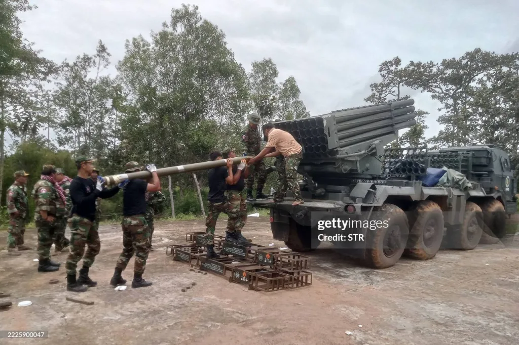 Артиллеристы ВС Камбоджи в районе пограничного конфликта с Таиландом заряжают 122-мм РСЗО RM-70 чехословацкого и PHL-81 (Type-81) китайского производства