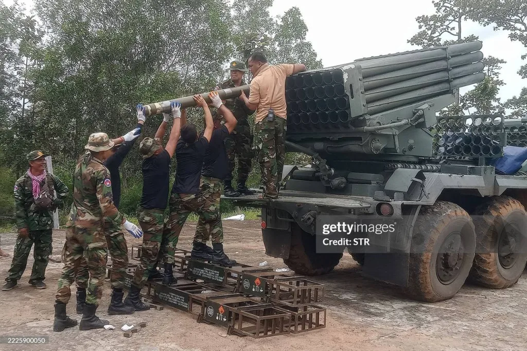 Артиллеристы ВС Камбоджи в районе пограничного конфликта с Таиландом заряжают 122-мм РСЗО RM-70 чехословацкого и PHL-81 (Type-81) китайского производства