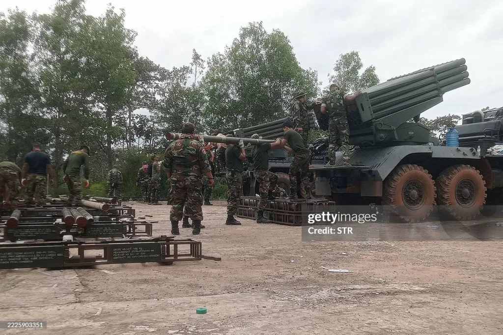 Артиллеристы ВС Камбоджи в районе пограничного конфликта с Таиландом заряжают 122-мм РСЗО RM-70 чехословацкого и PHL-81 (Type-81) китайского производства