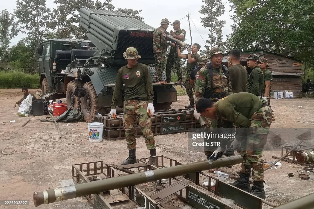 Артиллеристы ВС Камбоджи в районе пограничного конфликта с Таиландом заряжают 122-мм РСЗО RM-70 чехословацкого и PHL-81 (Type-81) китайского производства