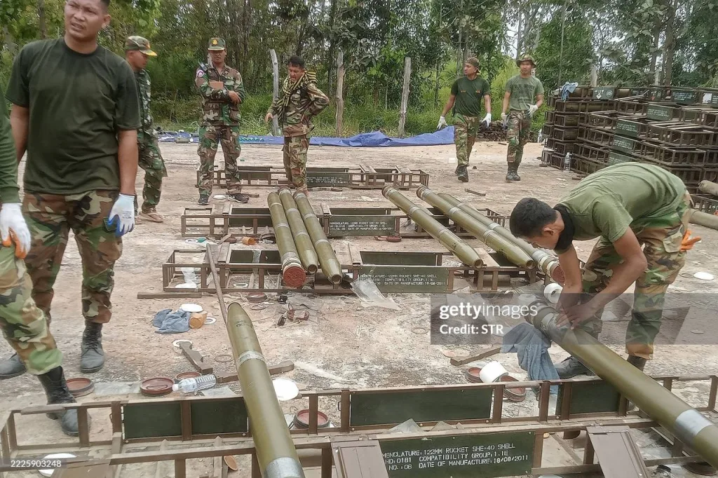 Артиллеристы ВС Камбоджи в районе пограничного конфликта с Таиландом заряжают 122-мм РСЗО RM-70 чехословацкого и PHL-81 (Type-81) китайского производства