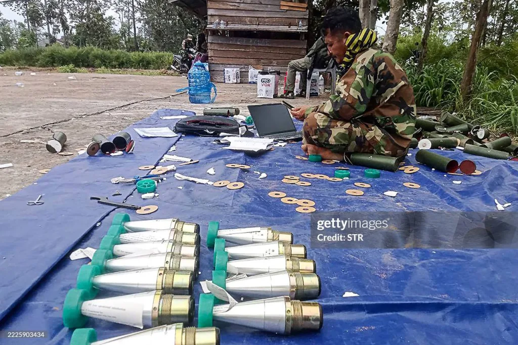 Артиллеристы ВС Камбоджи в районе пограничного конфликта с Таиландом заряжают 122-мм РСЗО RM-70 чехословацкого и PHL-81 (Type-81) китайского производства