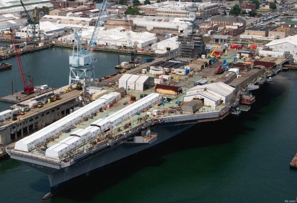 Новейший американский авианосец USS John F. Kennedy (CVN 79) на верфи Newport News Shipbuilding в Ньюпорт-Ньюс (штат Вирджиния), ввод в эксплуатацию откладывается на два года