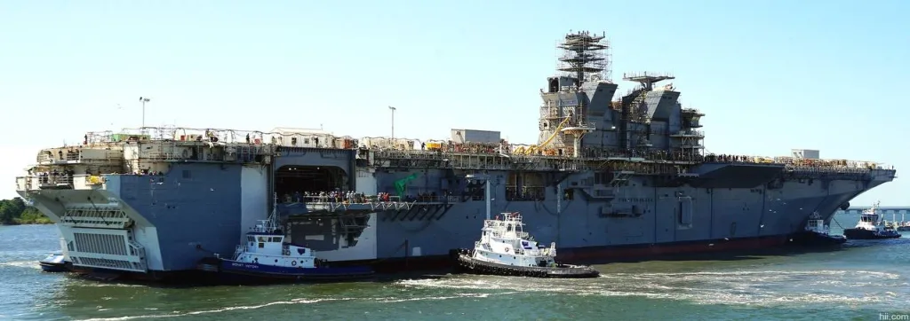 Новейший американский авианосец USS John F. Kennedy (CVN 79) на верфи Newport News Shipbuilding в Ньюпорт-Ньюс (штат Вирджиния), ввод в эксплуатацию откладывается на два года