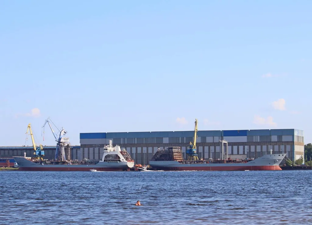 Два новейших средних морских танкера проекта 23130 «Василий Никитин», и «Инженер-адмирал Котов» для ВМФ РФ в достройке на Невском ССЗ